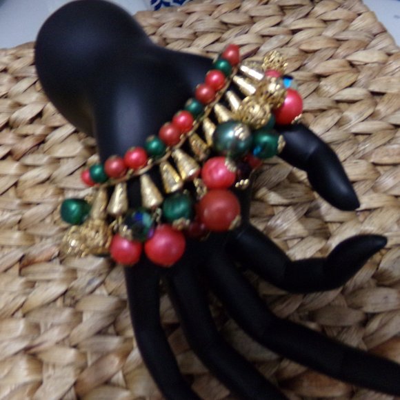 Fun beaded bracelet - Picture 1 of 2
